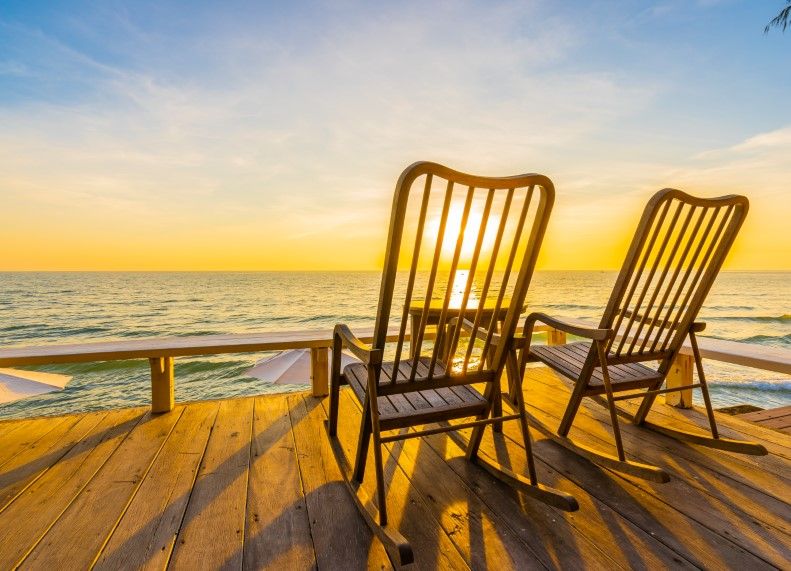 Leere Liegestühle vor Sonnenuntergang